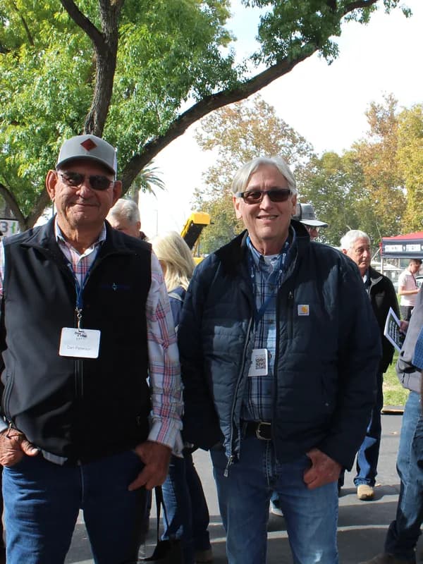 Growers catching up outside between sessions